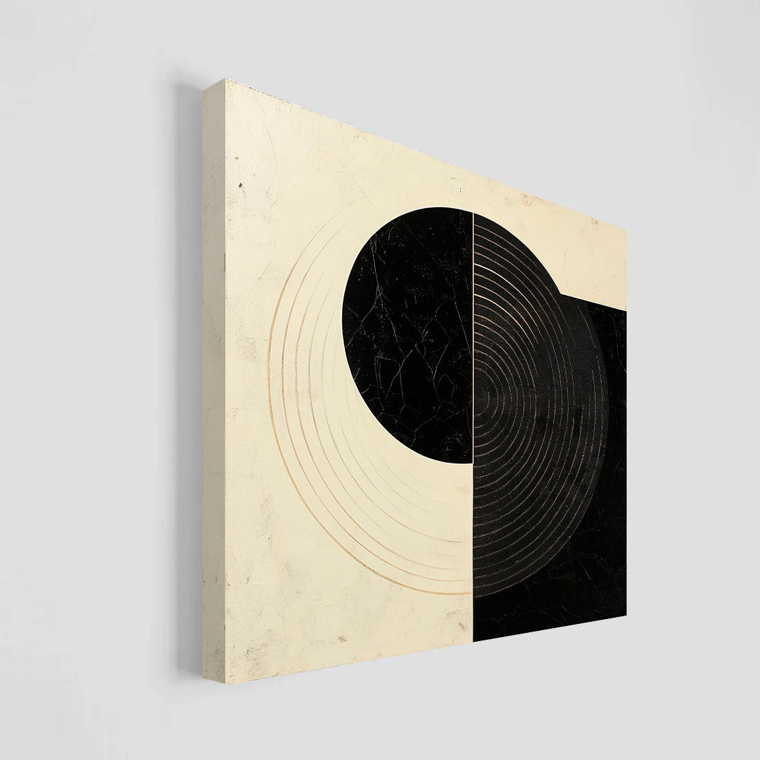 Composición abstracta de bloques geométricos en tonos negros y beige, fusionando modernidad y armonía visual.
