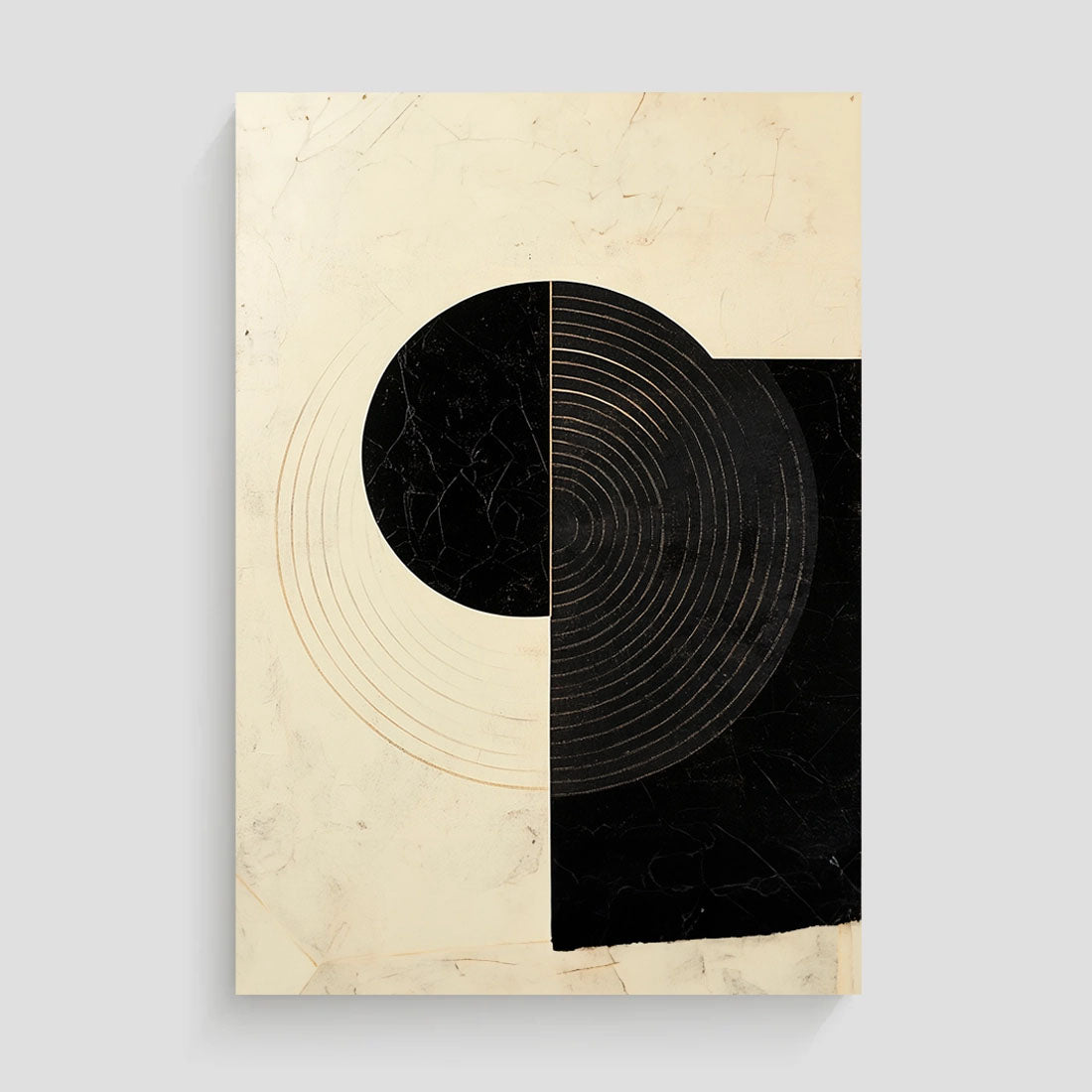 Composición abstracta de bloques geométricos en tonos negros y beige, fusionando modernidad y armonía visual.