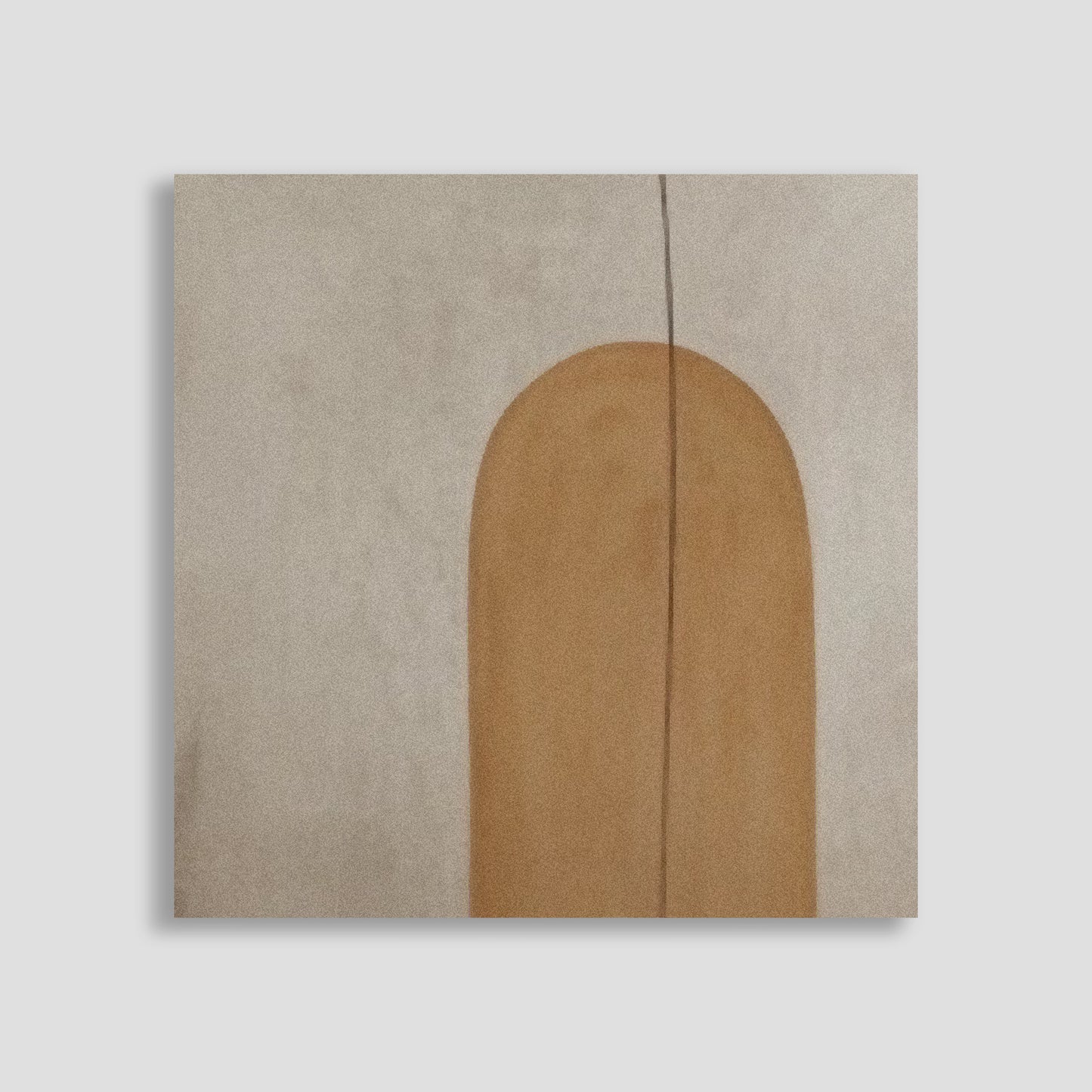 Obra de arte abstracto con una forma arqueada en color marrón sobre un fondo beige claro.