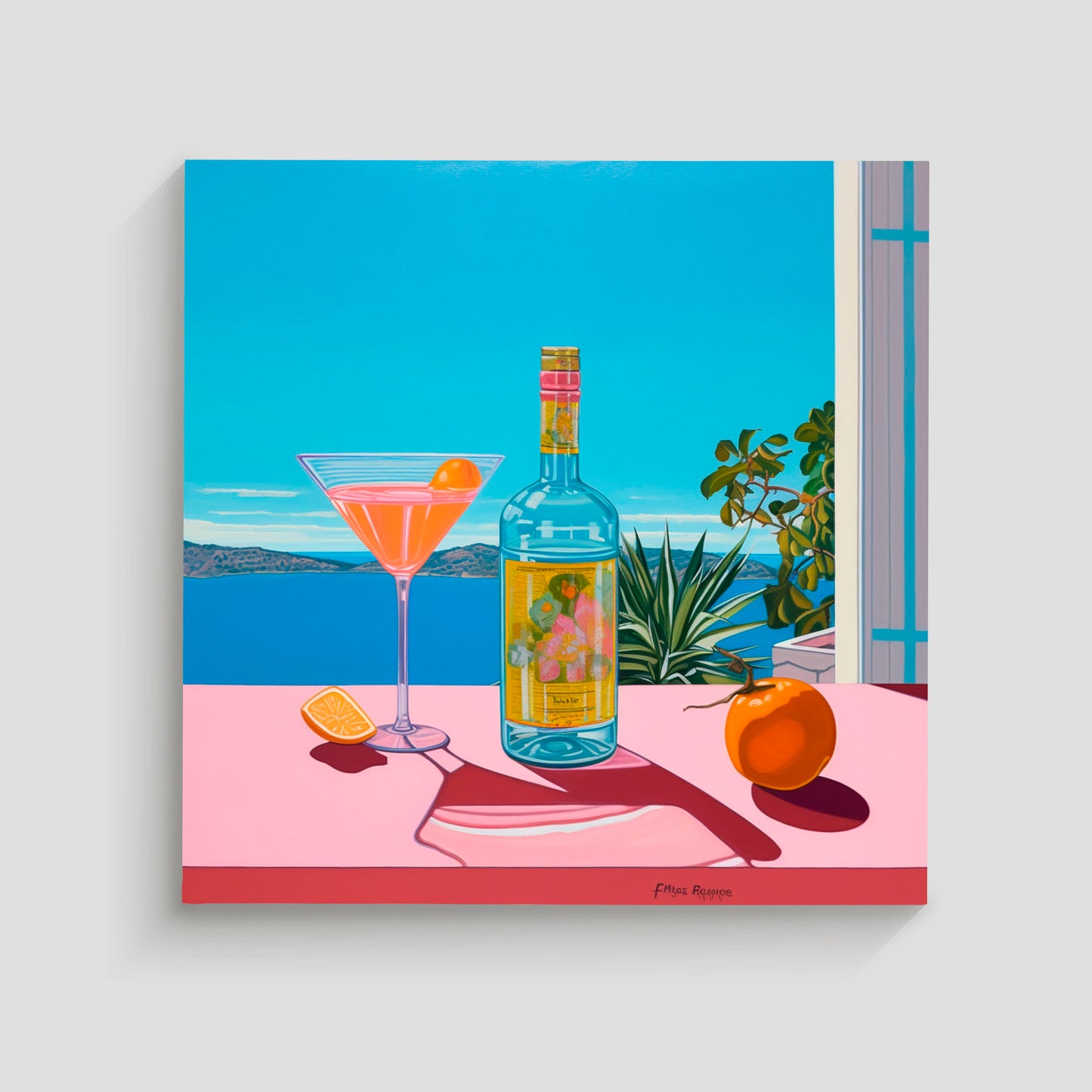 Imagen de un cóctel en una copa martini, una botella de licor y una naranja sobre una mesa con vista al mar.