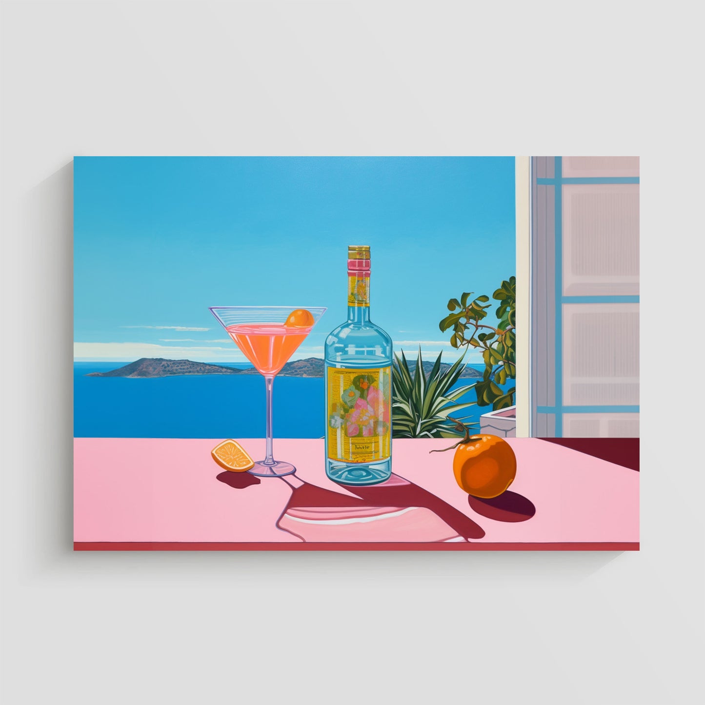 Imagen de un cóctel en una copa martini, una botella de licor y una naranja sobre una mesa con vista al mar.