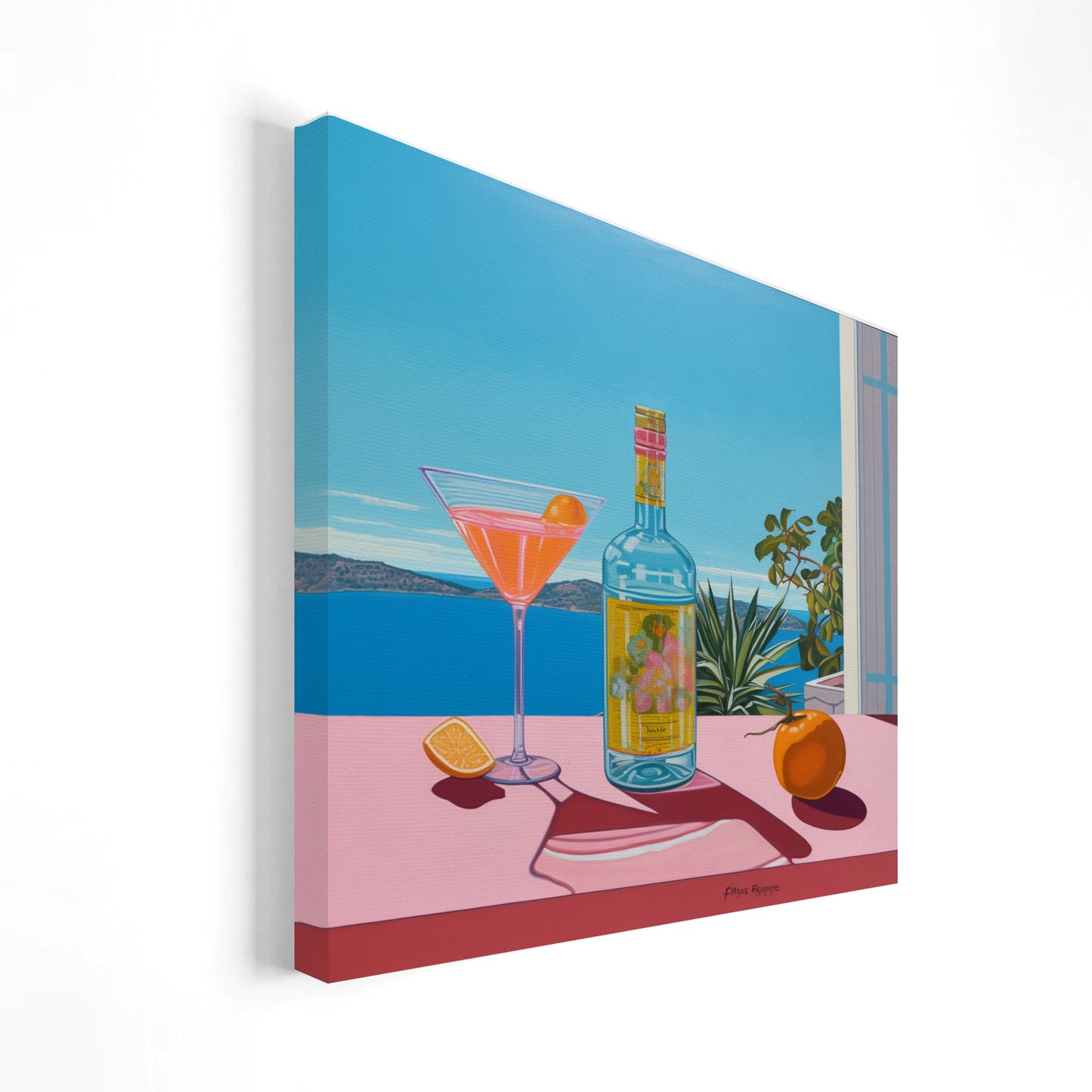 Imagen de un cóctel en una copa martini, una botella de licor y una naranja sobre una mesa con vista al mar.