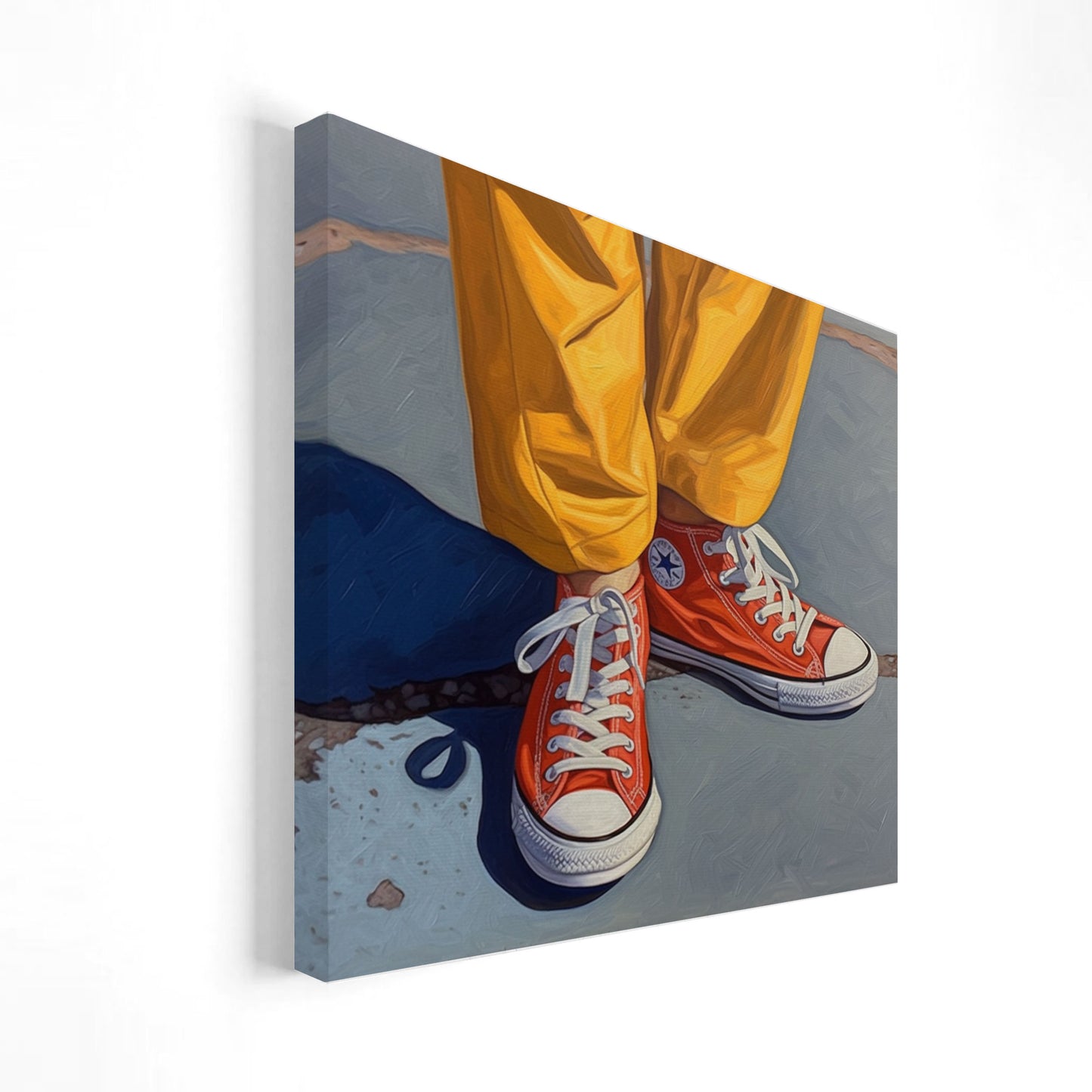 Imagen de un par de zapatillas Converse rojas con cordones blancos, combinadas con pantalones amarillos brillantes. La foto destaca el contraste de colores vibrantes en una pose casual sobre un fondo de asfalto.