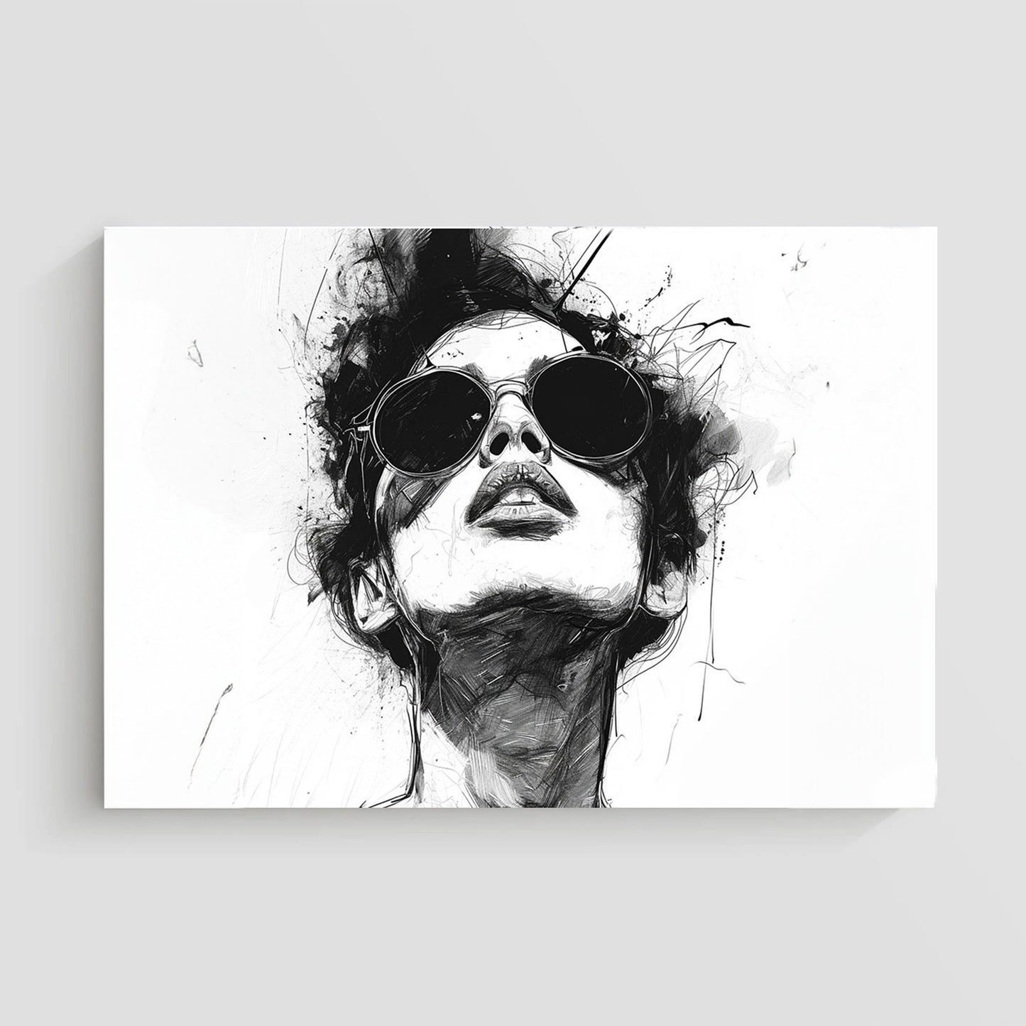 Dibujo en blanco y negro de una mujer moderna usando gafas de sol grandes, con un estilo artístico abstracto que destaca su expresión facial y el juego de sombras en el rostro.