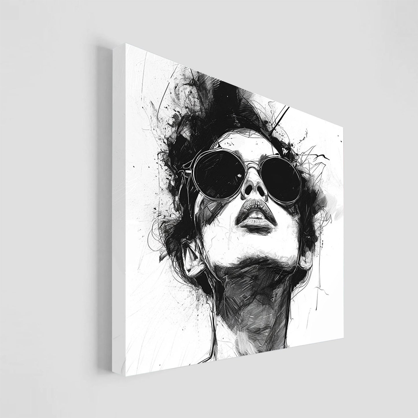 Dibujo en blanco y negro de una mujer moderna usando gafas de sol grandes, con un estilo artístico abstracto que destaca su expresión facial y el juego de sombras en el rostro.