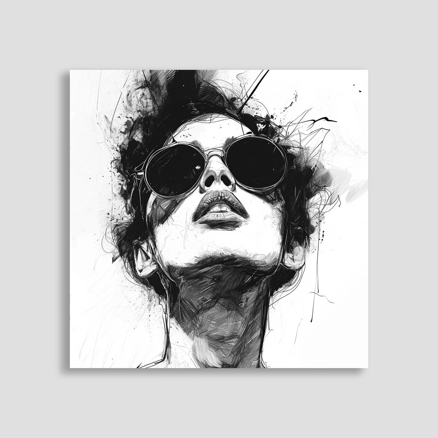 Dibujo en blanco y negro de una mujer moderna usando gafas de sol grandes, con un estilo artístico abstracto que destaca su expresión facial y el juego de sombras en el rostro.