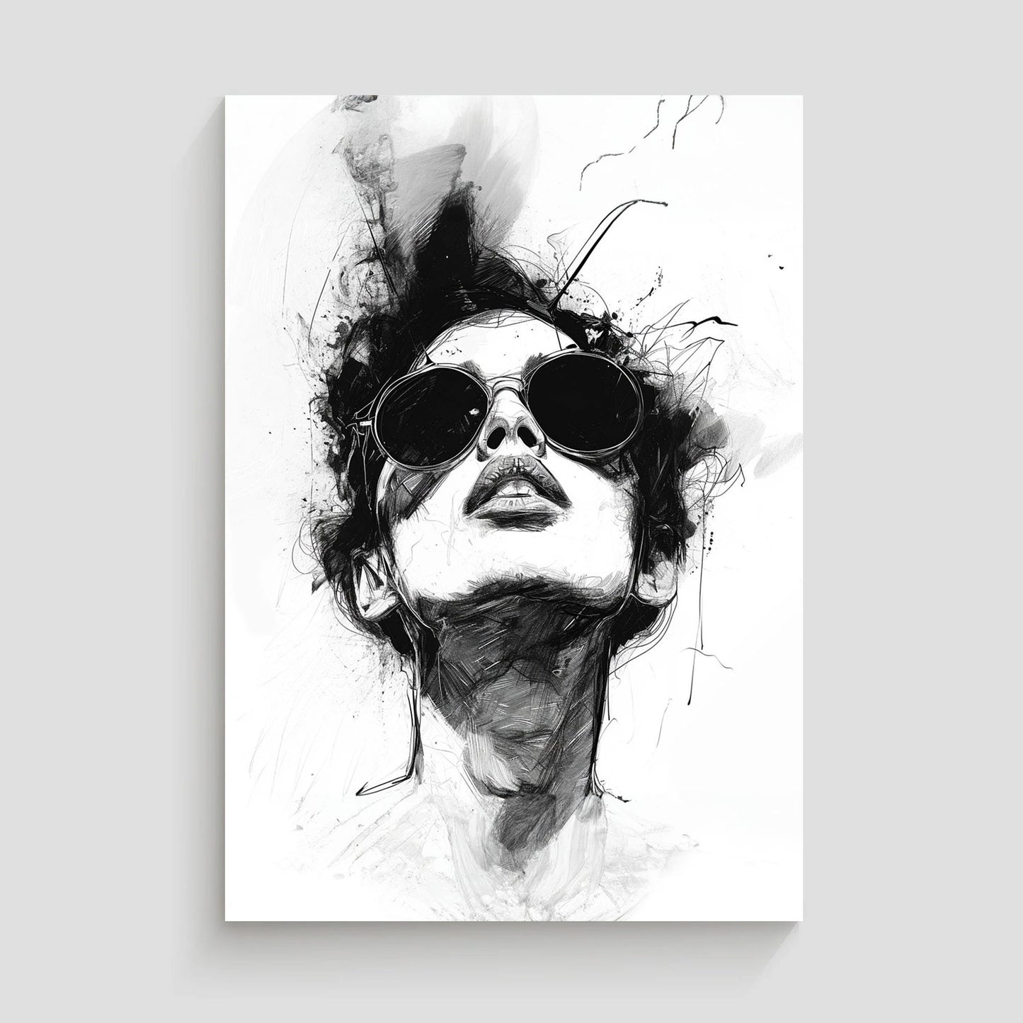 Dibujo en blanco y negro de una mujer moderna usando gafas de sol grandes, con un estilo artístico abstracto que destaca su expresión facial y el juego de sombras en el rostro.