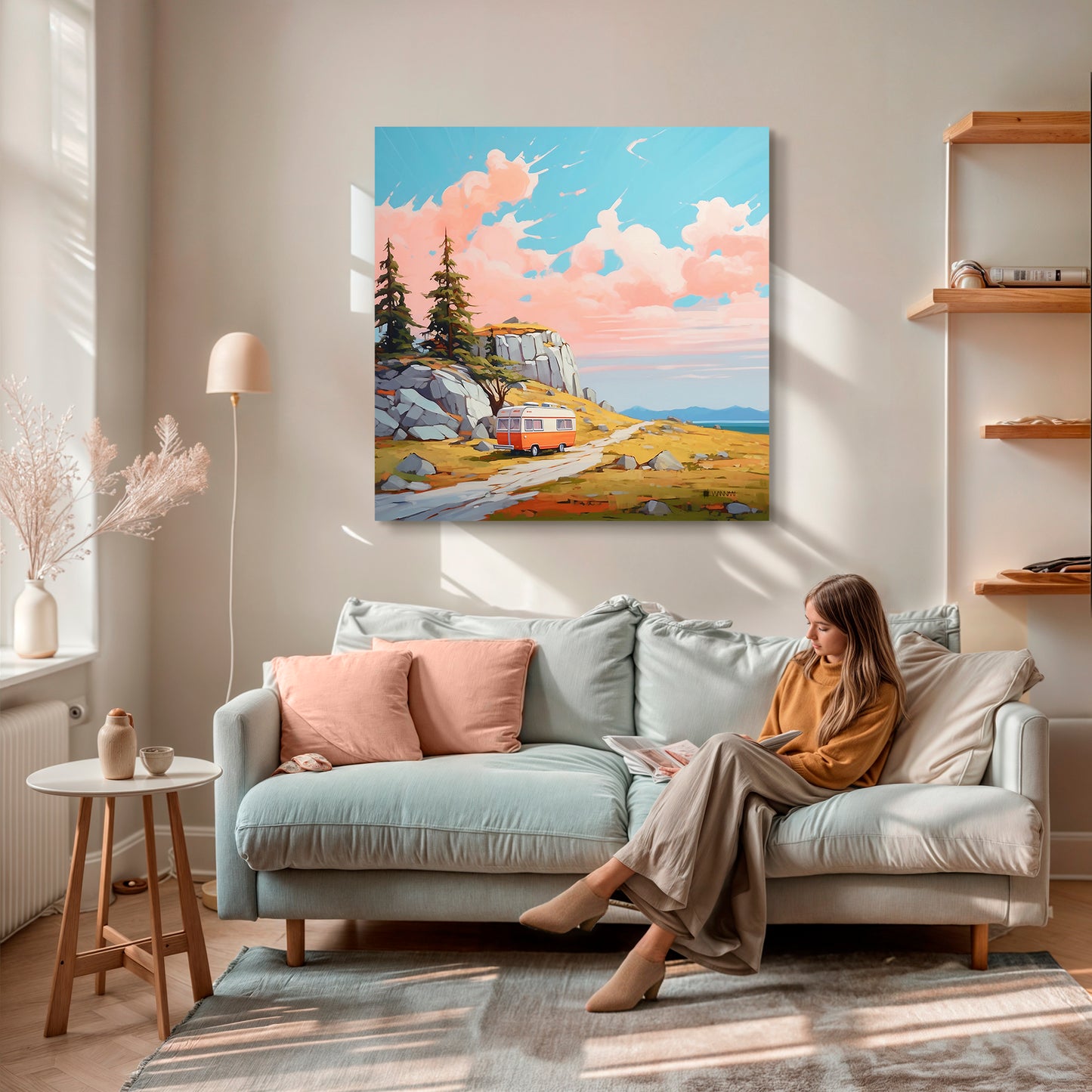 Imagen de una caravana vintage estacionada en un paisaje natural, rodeada de árboles y montañas bajo un cielo rosado y azul. La escena evoca tranquilidad y aventura, ideal para decoración inspirada en viajes y la naturaleza.