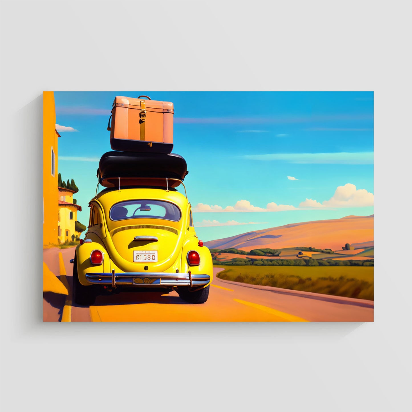 Imagen de un Volkswagen Beetle amarillo con equipaje en el techo, conduciendo por una carretera rural en la campiña, con colinas y casas al fondo bajo un cielo parcialmente nublado.