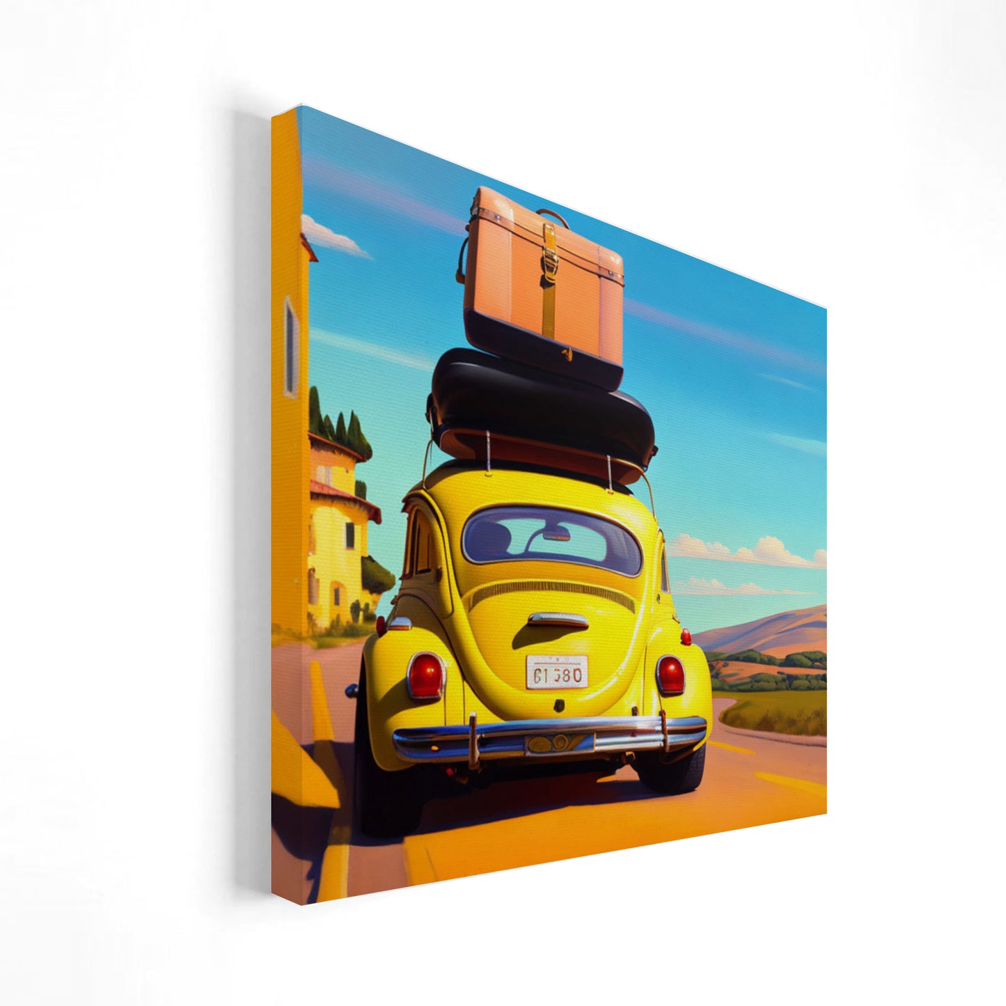 Imagen de un Volkswagen Beetle amarillo con equipaje en el techo, conduciendo por una carretera rural en la campiña, con colinas y casas al fondo bajo un cielo parcialmente nublado.