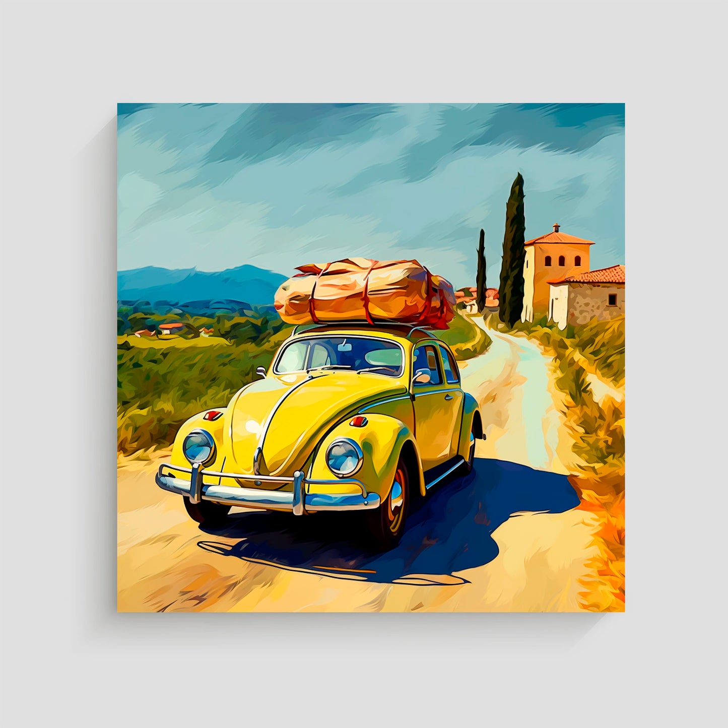 Imagen de un Volkswagen Beetle amarillo con equipaje en el techo, conduciendo por una carretera rural en la campiña, con colinas y casas al fondo bajo un cielo parcialmente nublado.