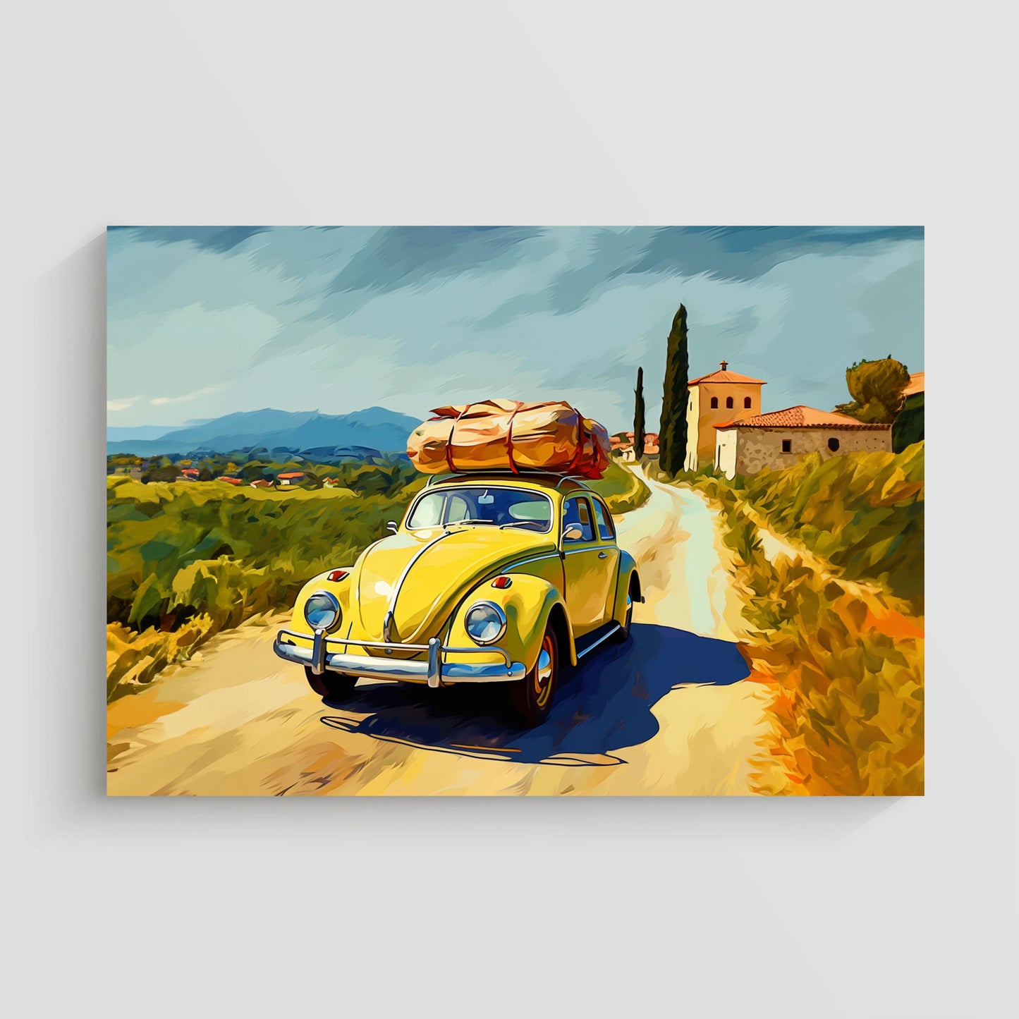 Imagen de un Volkswagen Beetle amarillo con equipaje en el techo, conduciendo por una carretera rural en la campiña, con colinas y casas al fondo bajo un cielo parcialmente nublado.