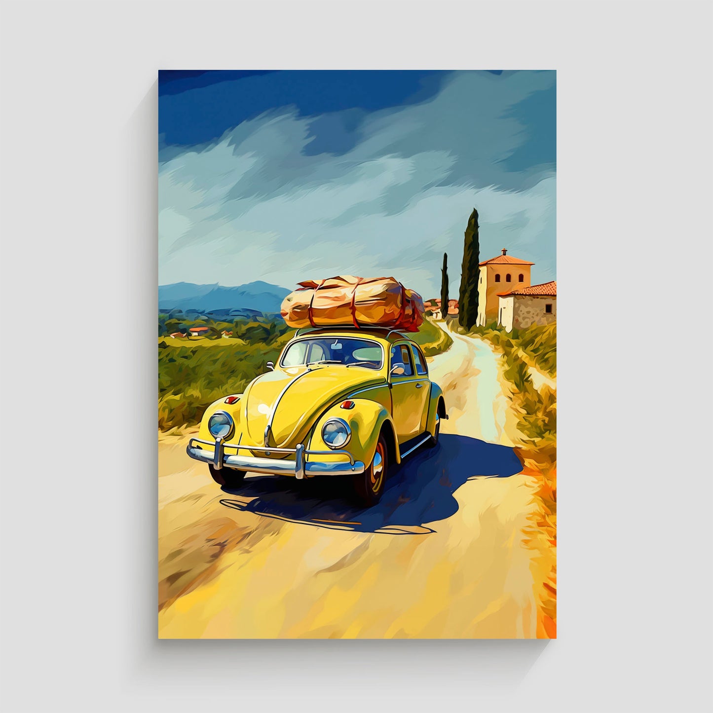 Imagen de un Volkswagen Beetle amarillo con equipaje en el techo, conduciendo por una carretera rural en la campiña, con colinas y casas al fondo bajo un cielo parcialmente nublado.