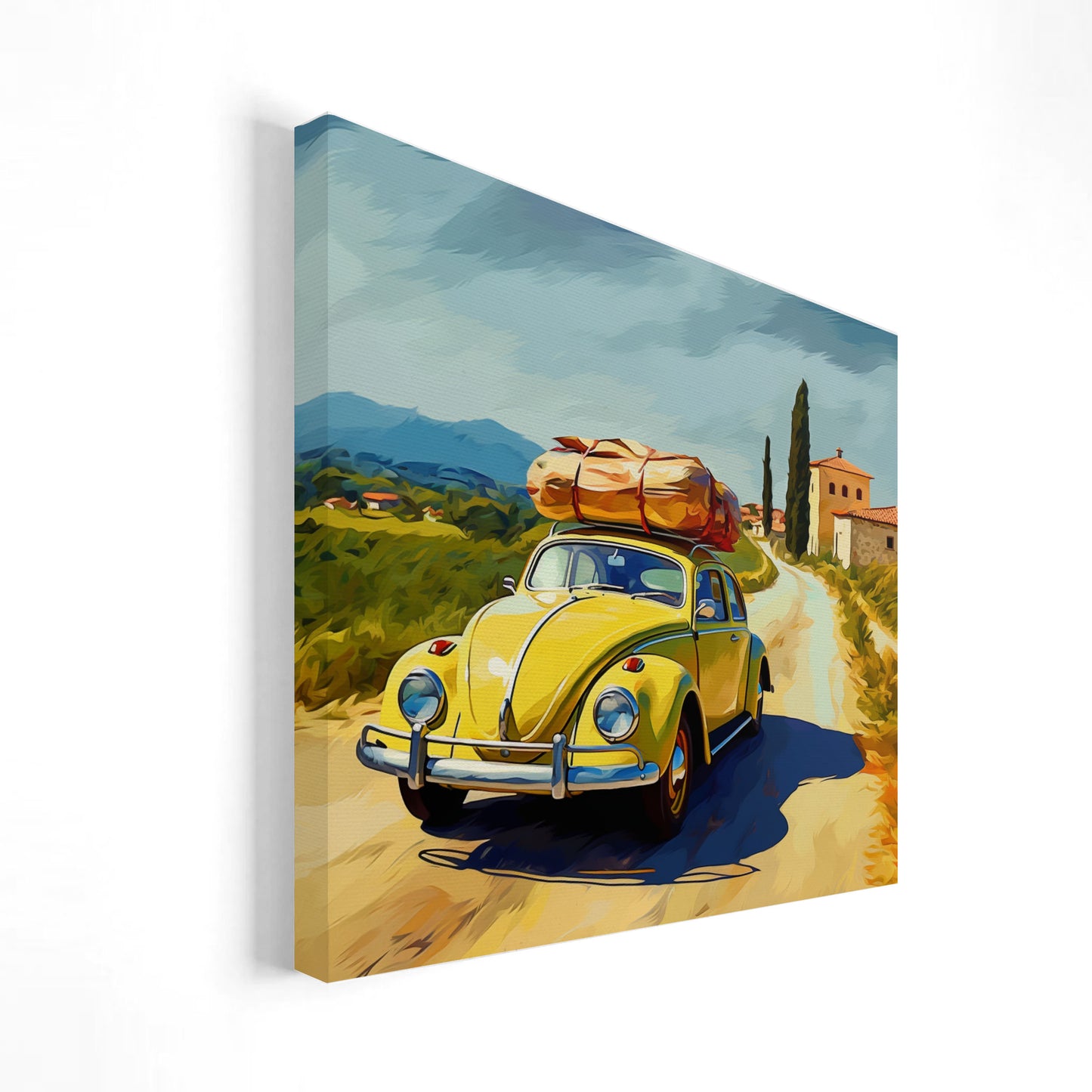 Imagen de un Volkswagen Beetle amarillo con equipaje en el techo, conduciendo por una carretera rural en la campiña, con colinas y casas al fondo bajo un cielo parcialmente nublado.