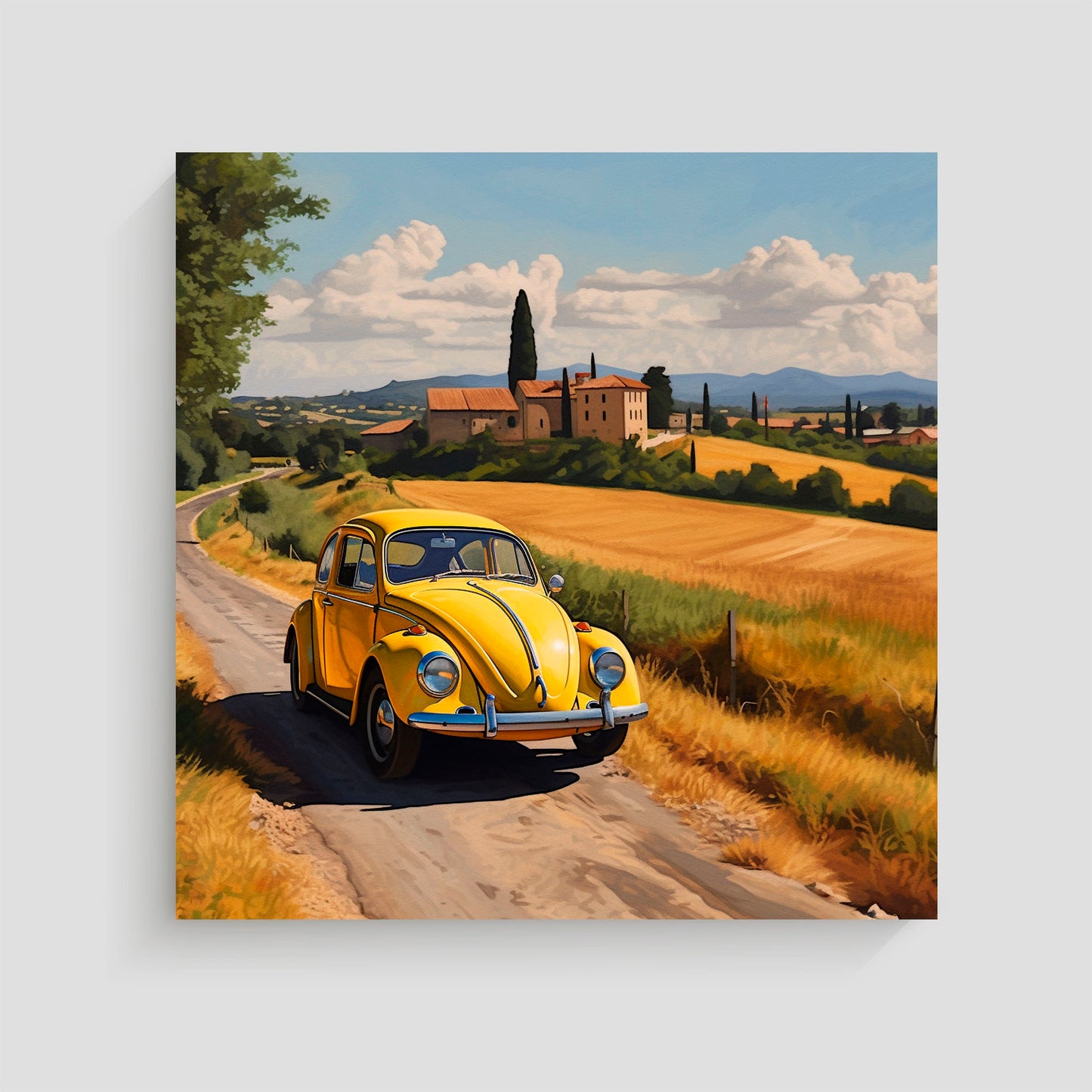 Imagen de un Volkswagen Beetle conduciendo por una carretera rural en la campiña, con colinas y casas al fondo bajo un cielo parcialmente nublado.