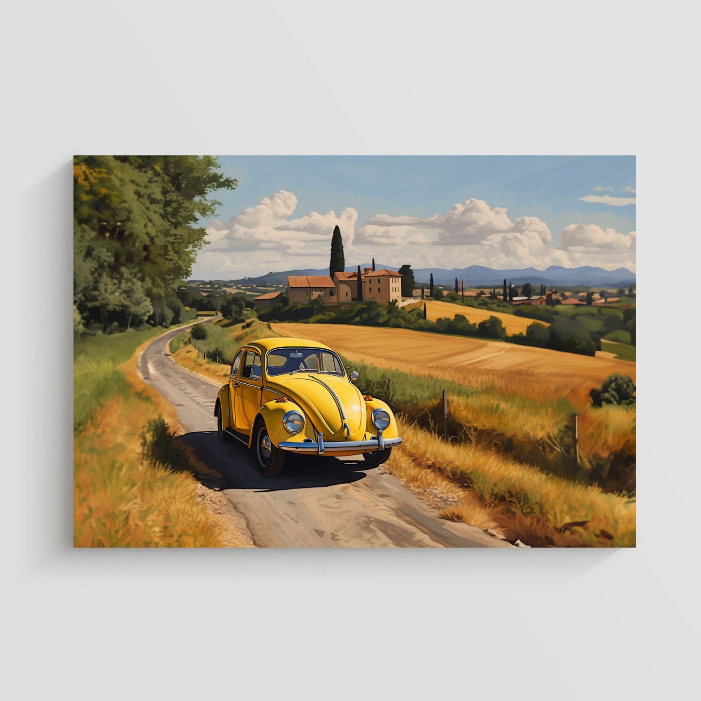 Imagen de un Volkswagen Beetle conduciendo por una carretera rural en la campiña, con colinas y casas al fondo bajo un cielo parcialmente nublado.