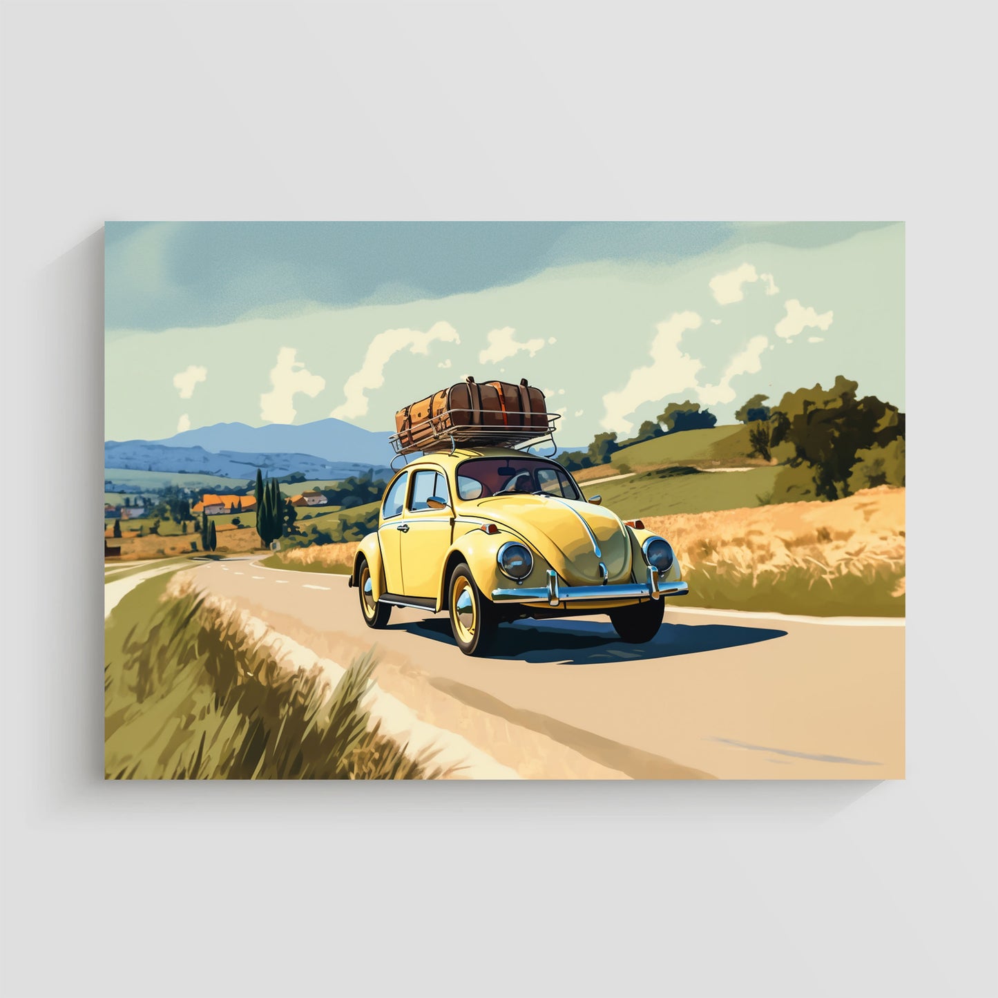 Imagen de un Volkswagen Beetle amarillo con equipaje en el techo, conduciendo por una carretera rural en la campiña, con colinas y casas al fondo bajo un cielo parcialmente nublado.