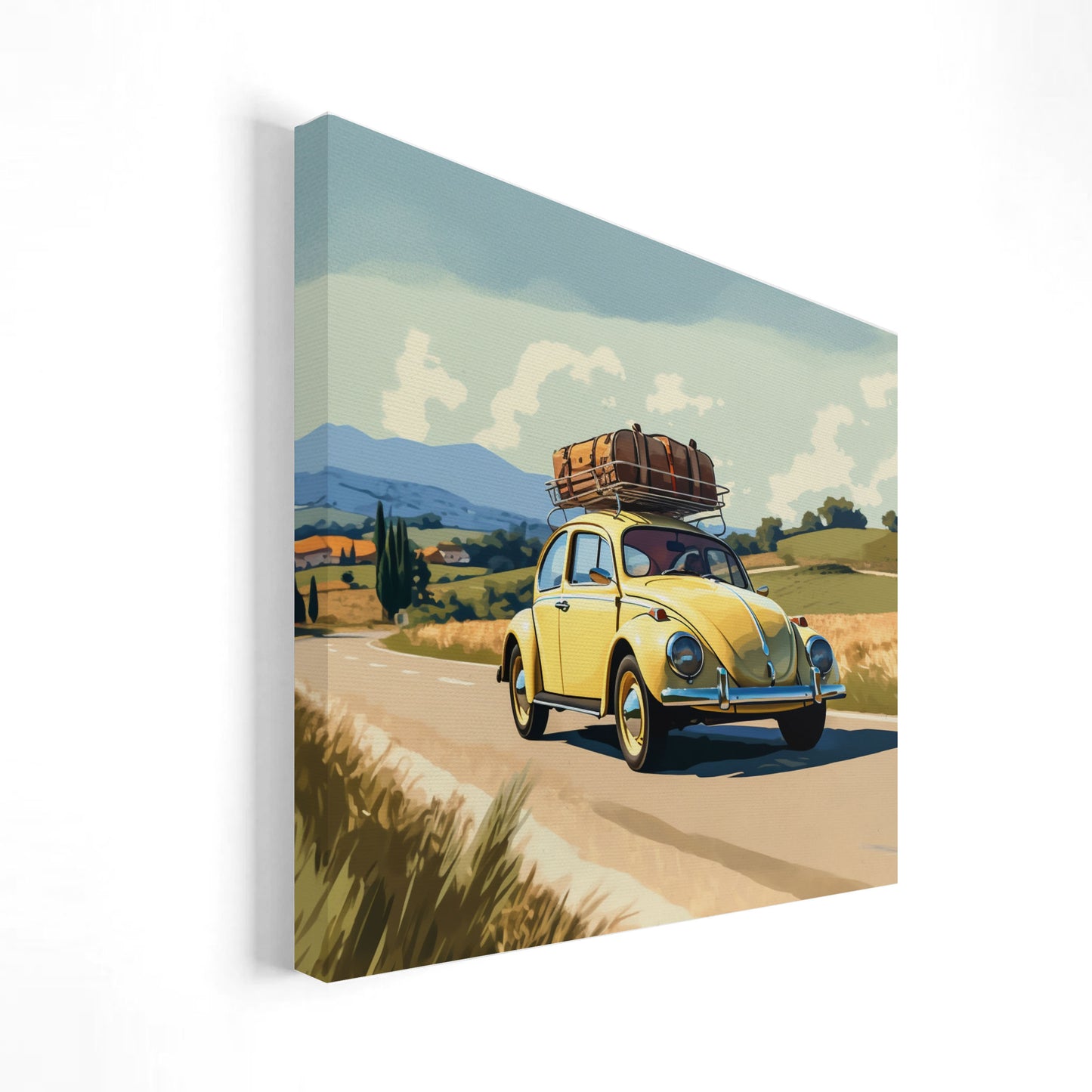 Imagen de un Volkswagen Beetle amarillo con equipaje en el techo, conduciendo por una carretera rural en la campiña, con colinas y casas al fondo bajo un cielo parcialmente nublado.