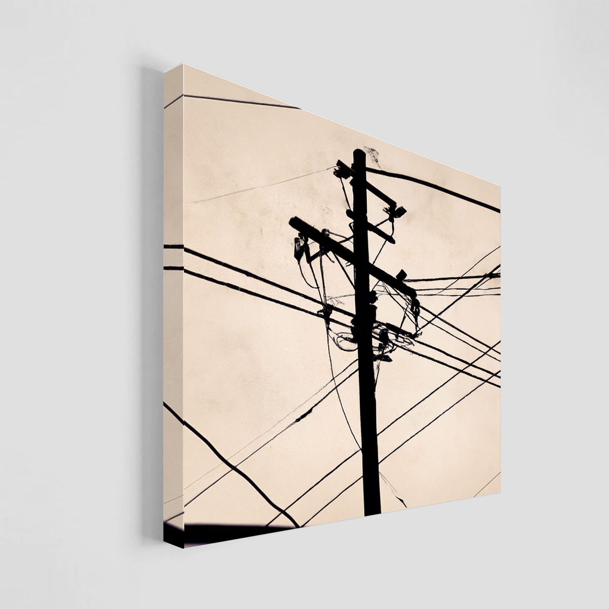 Imagen artística de un poste de electricidad con cables en silueta negra sobre un fondo beige.