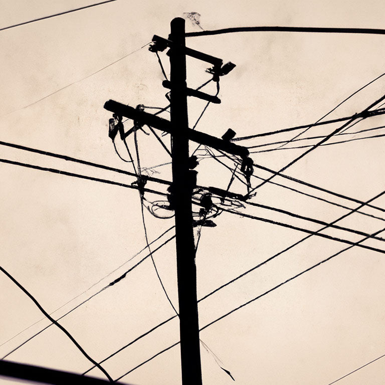 Imagen artística de un poste de electricidad con cables en silueta negra sobre un fondo beige.