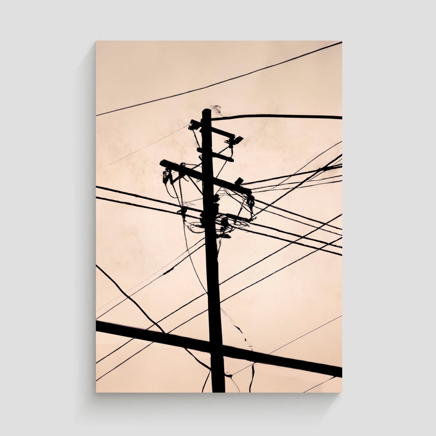 Imagen artística de un poste de electricidad con cables en silueta negra sobre un fondo beige.