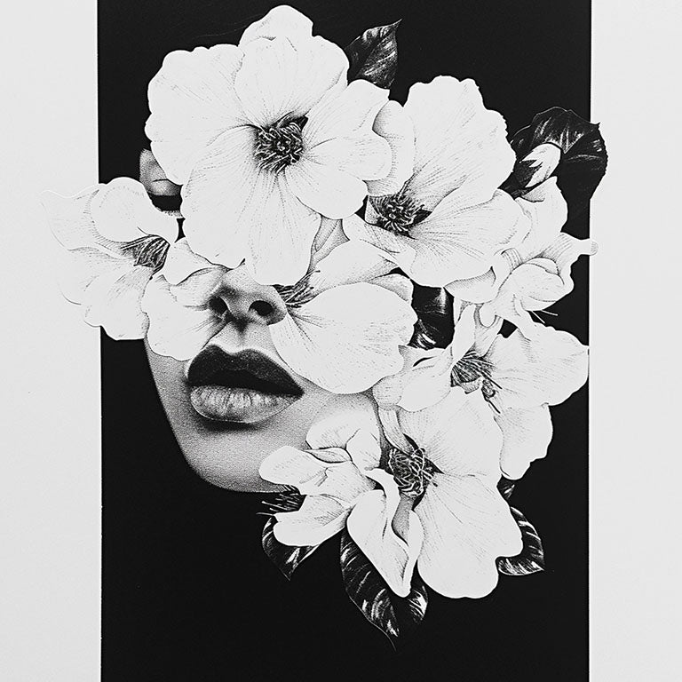 Ilustración en blanco y negro de un rostro humano fusionado con flores delicadas.