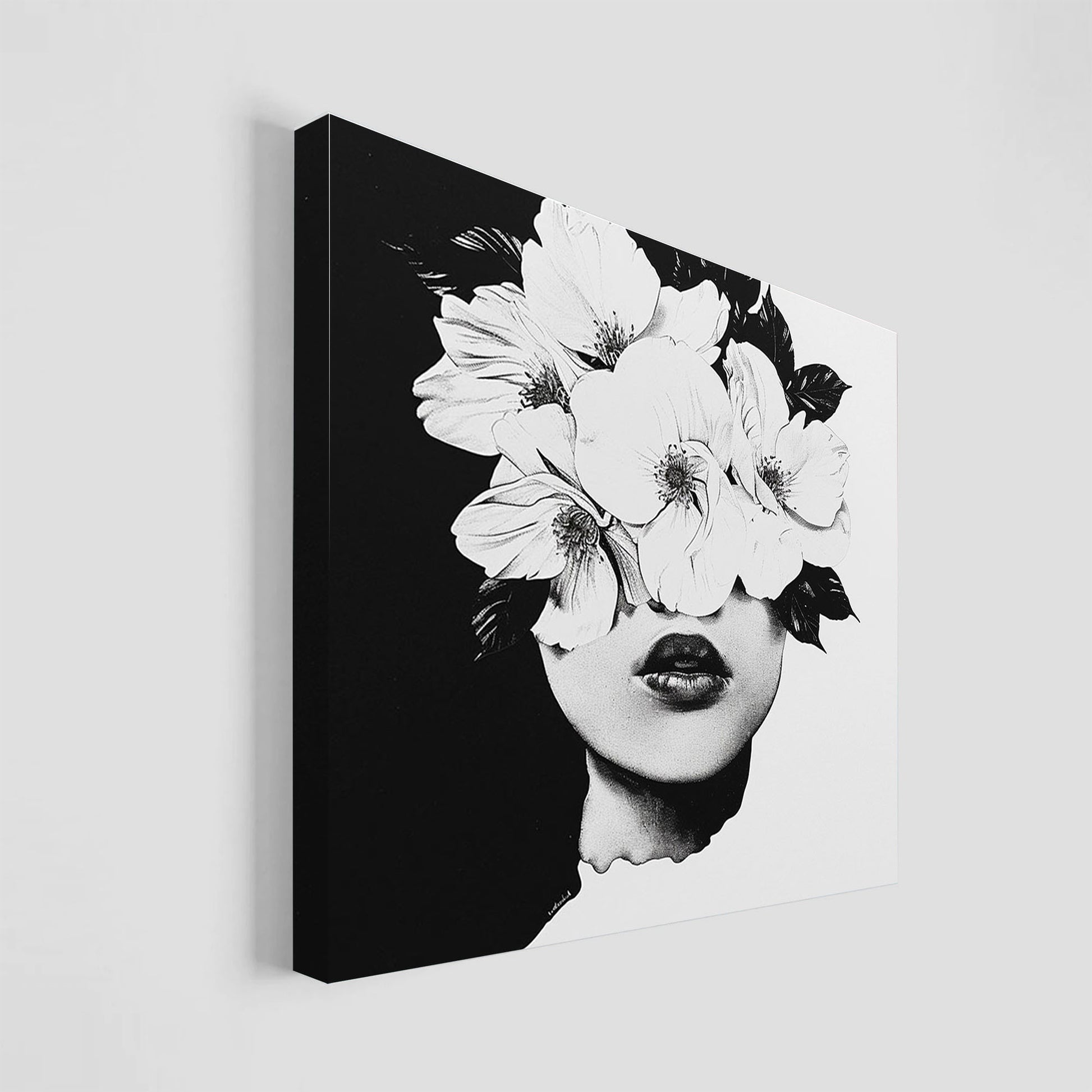 Ilustración en blanco y negro de un rostro humano fusionado con flores delicadas