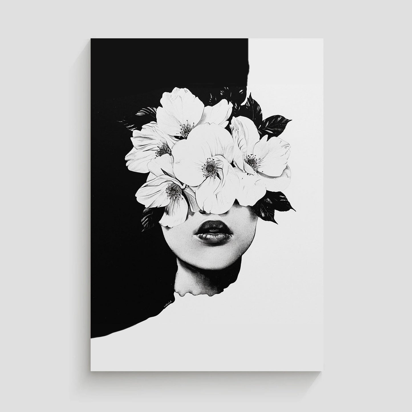 Ilustración en blanco y negro de un rostro humano fusionado con flores delicadas