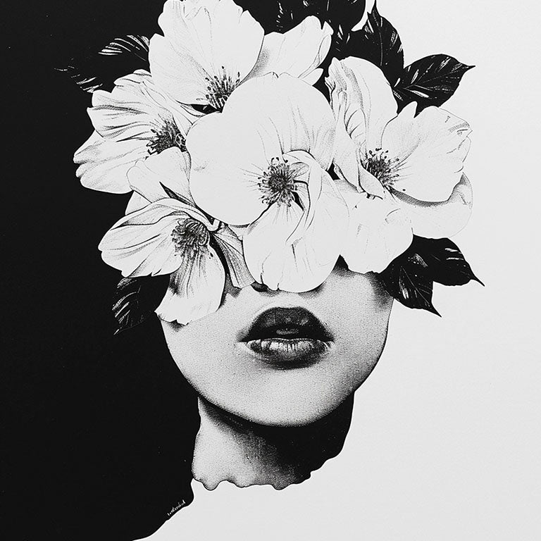 Ilustración en blanco y negro de un rostro humano fusionado con flores delicadas