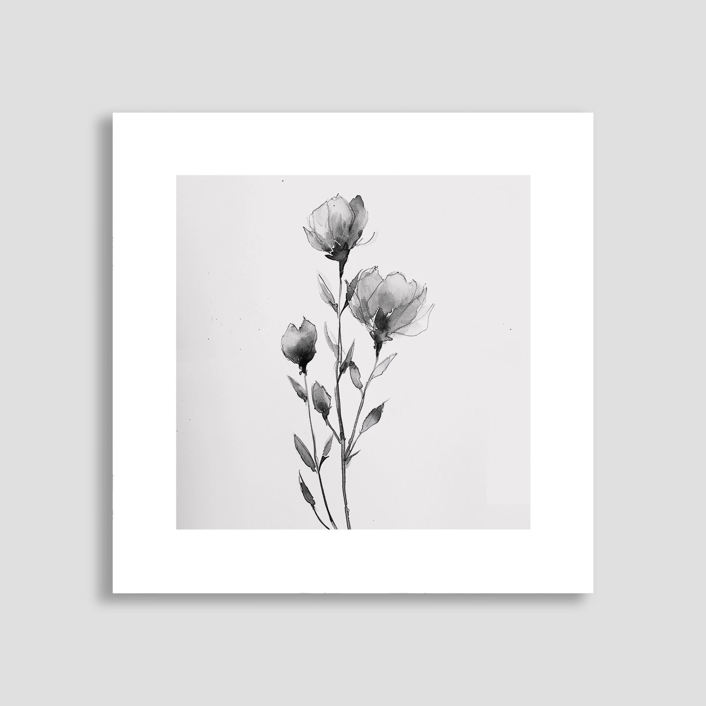 Dibujo minimalista en blanco y negro de una flor solitaria con pétalos delicados. La obra destaca por su simplicidad y elegancia, ideal para decoración moderna de interiores que buscan un toque sutil y sofisticado.