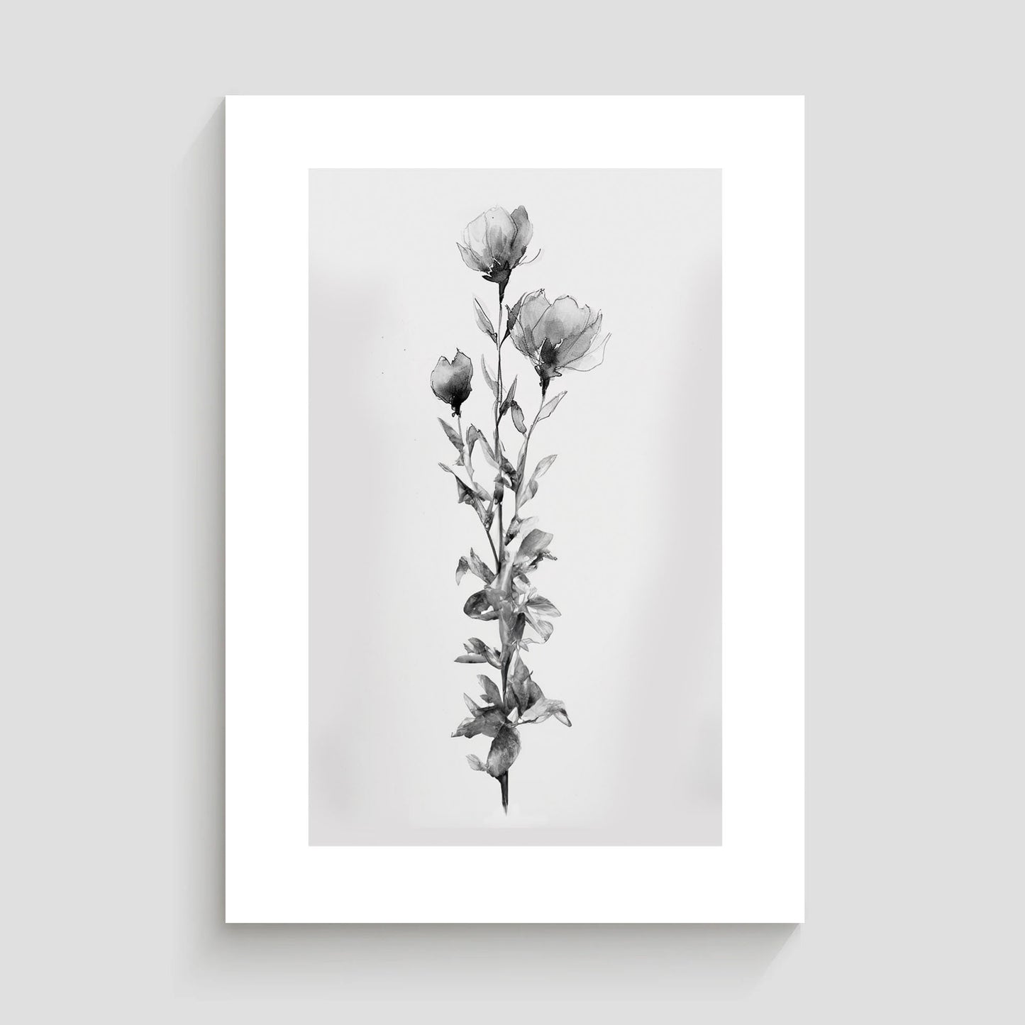 Dibujo minimalista en blanco y negro de una flor solitaria con pétalos delicados. La obra destaca por su simplicidad y elegancia, ideal para decoración moderna de interiores que buscan un toque sutil y sofisticado.