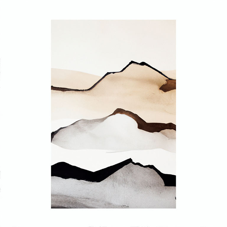 Imagen minimalista de un paisaje de montañas con tonos marrones y negros en un fondo blanco, mostrando líneas simples y elegantes para representar la silueta de las montañas.