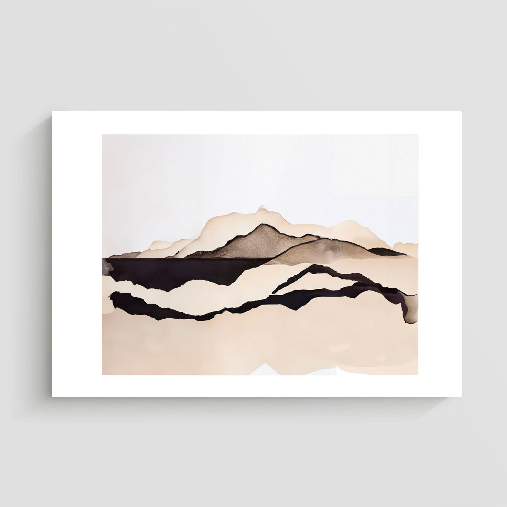 Imagen minimalista de un paisaje de montañas con tonos marrones y negros en un fondo blanco, mostrando líneas simples y elegantes para representar la silueta de las montañas.