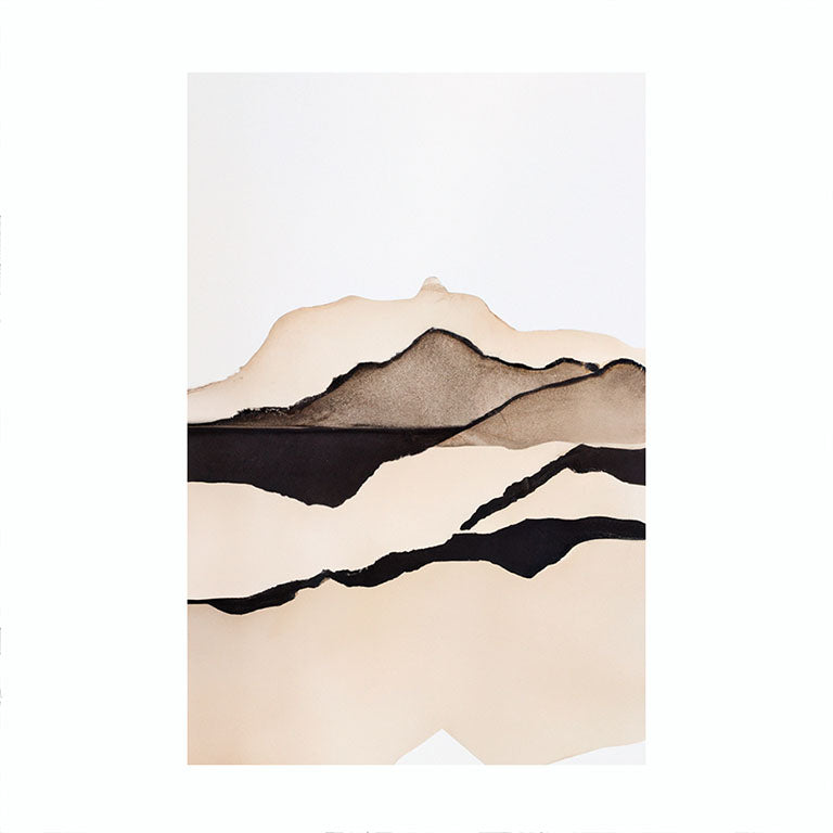 Imagen minimalista de un paisaje de montañas con tonos marrones y negros en un fondo blanco, mostrando líneas simples y elegantes para representar la silueta de las montañas.