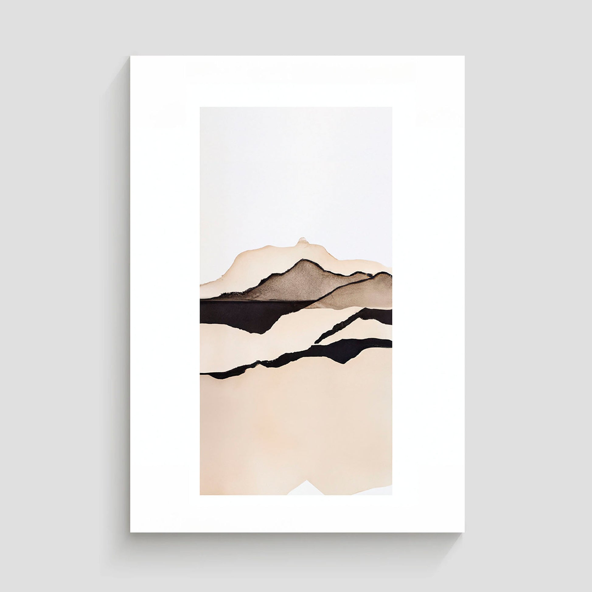 Imagen minimalista de un paisaje de montañas con tonos marrones y negros en un fondo blanco, mostrando líneas simples y elegantes para representar la silueta de las montañas.