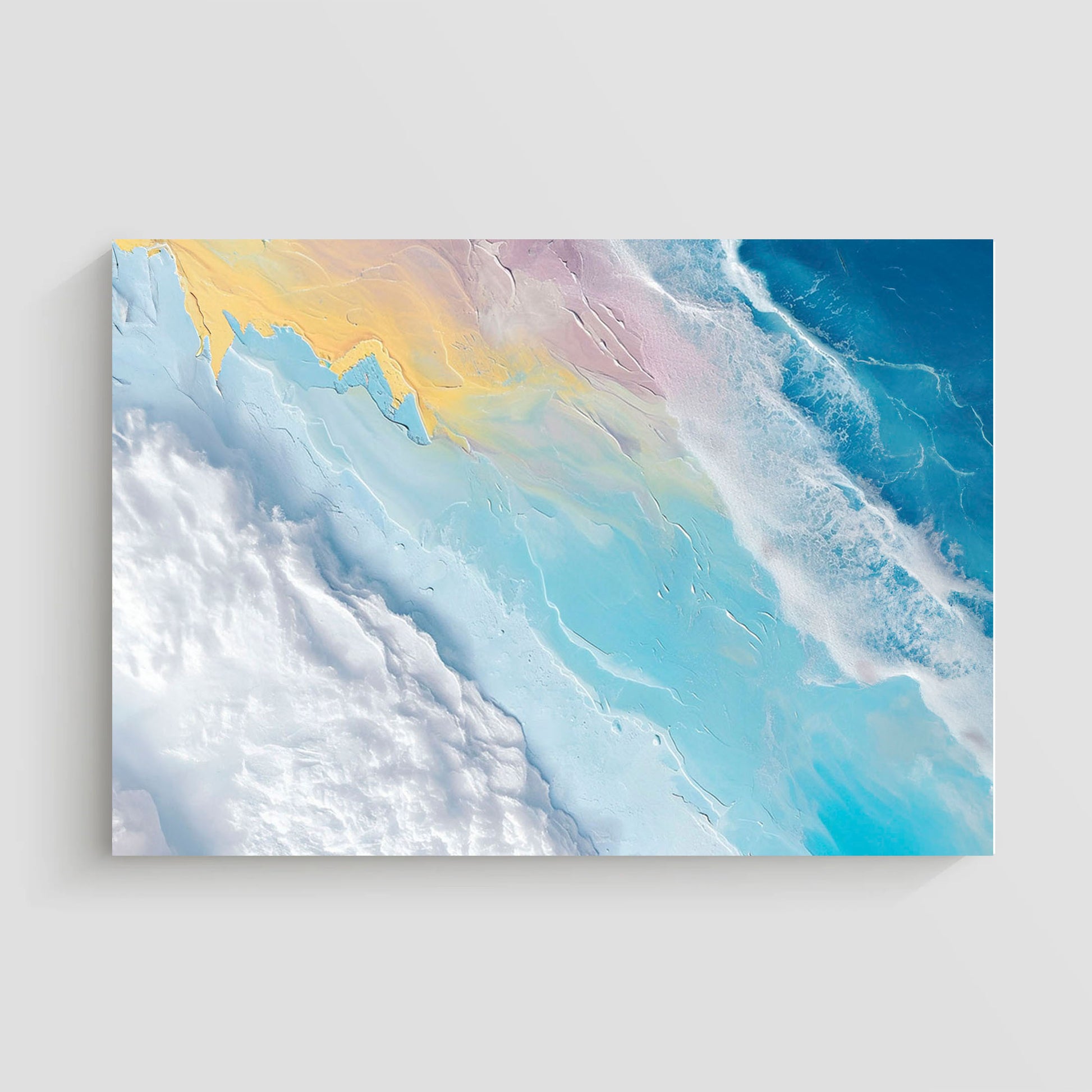 Imagen de arte abstracto que representa olas del mar en tonos pastel, incluyendo azul, lila, y amarillo, con texturas suaves que evocan una sensación de calma y serenidad. Ideal para decoración de interiores en hogares u oficinas.