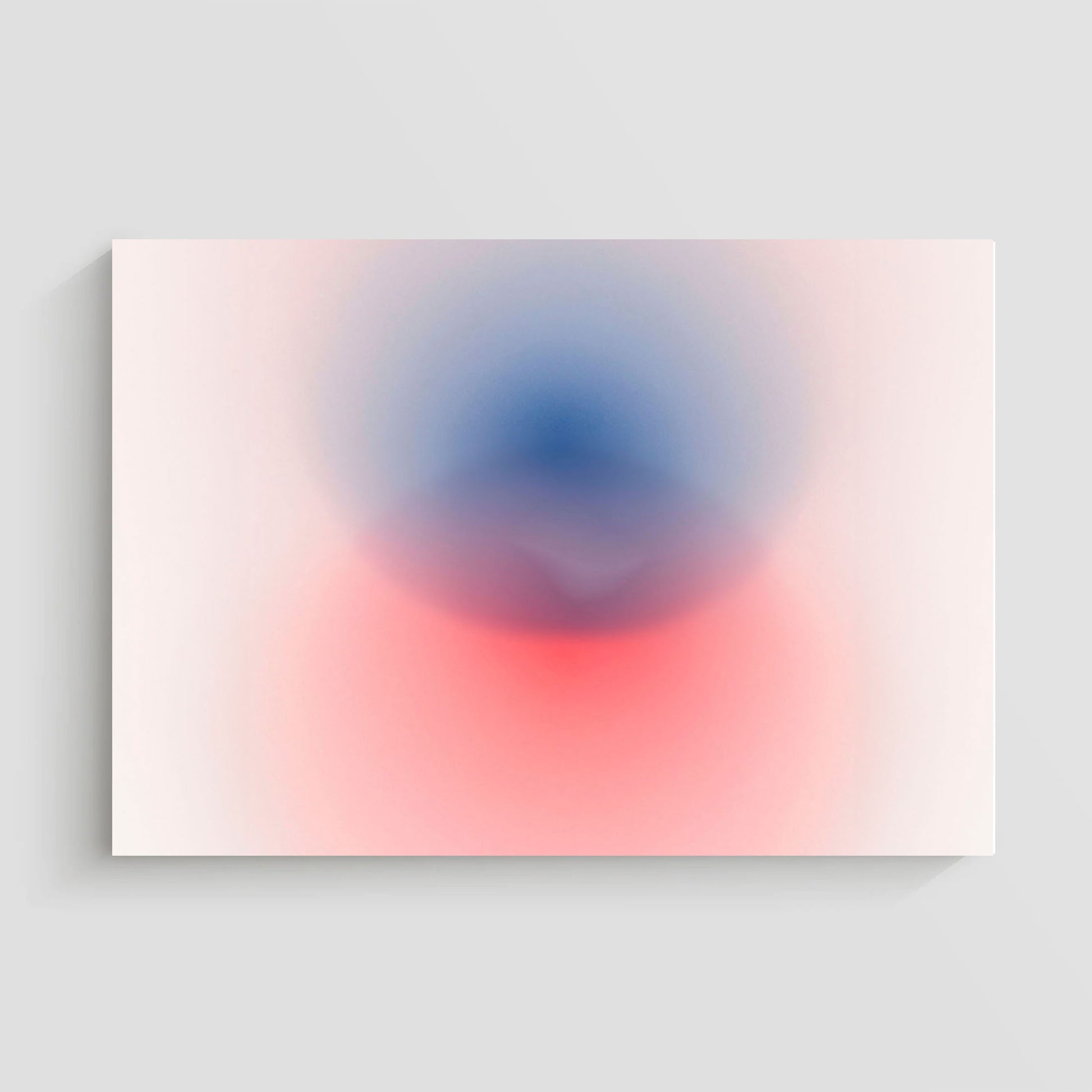 Imagen de arte abstracto que muestra una fusión de colores rojo y azul en un fondo claro, creando un efecto visual suave y etéreo.