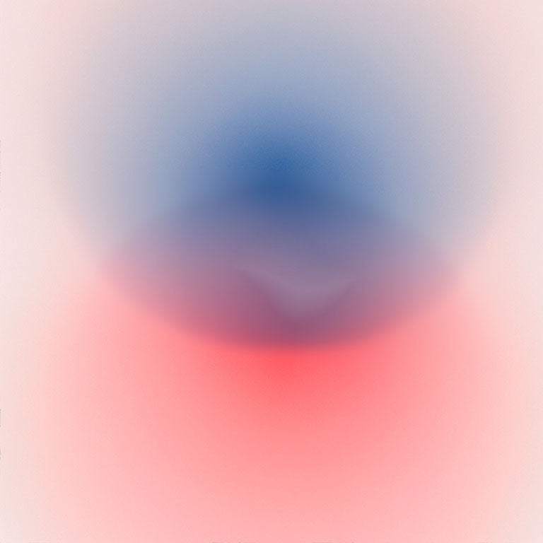 Imagen de arte abstracto que muestra una fusión de colores rojo y azul en un fondo claro, creando un efecto visual suave y etéreo.