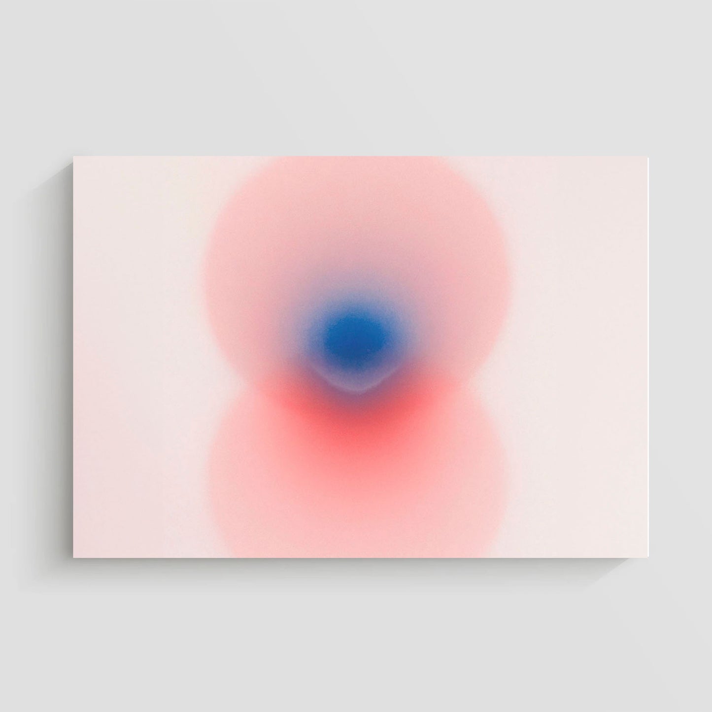 Imagen de arte abstracto que muestra una fusión de colores rojo y azul en un fondo claro, creando un efecto visual suave y etéreo.