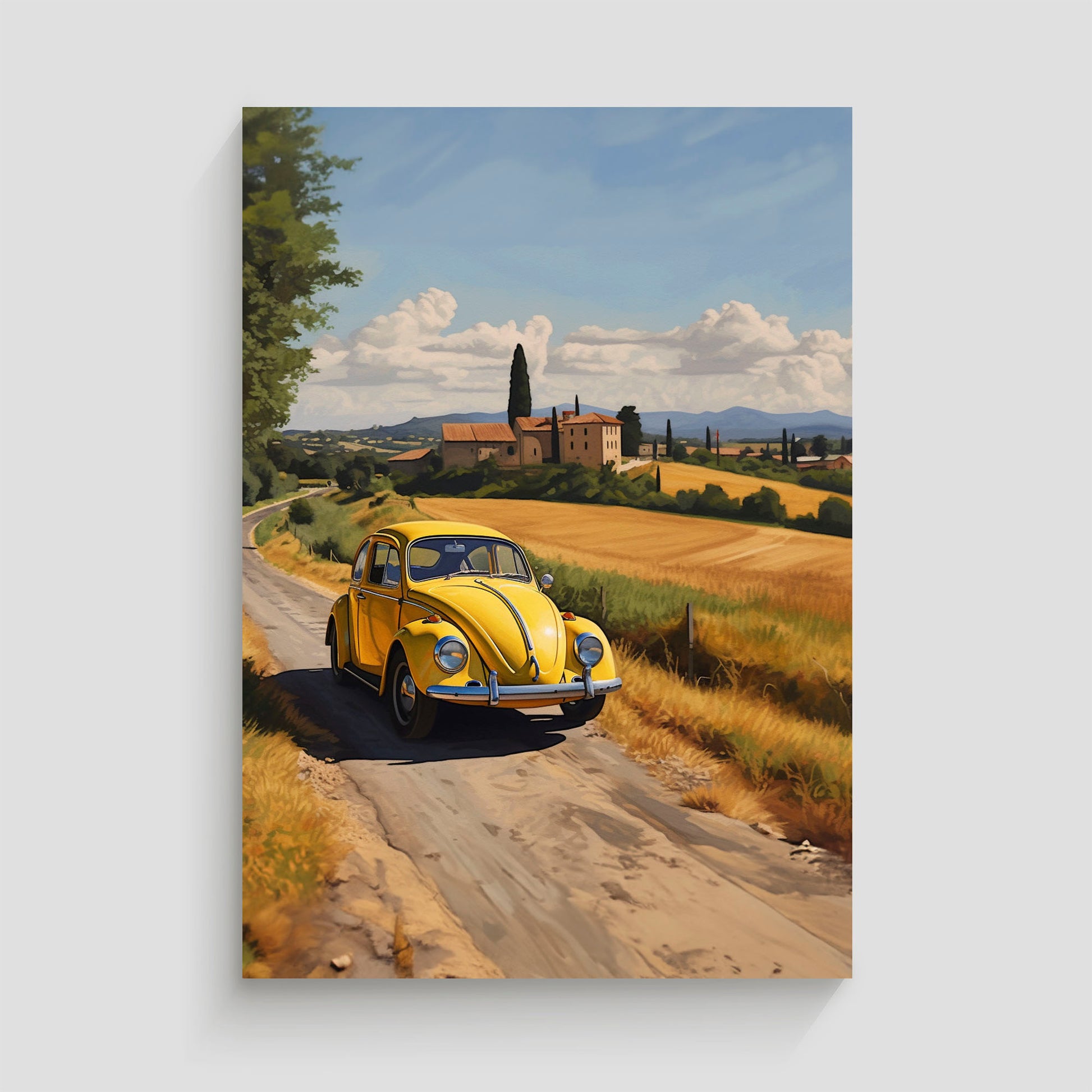 Imagen de un Volkswagen Beetle amarillo con equipaje en el techo, conduciendo por una carretera rural en la campiña, con colinas y casas al fondo bajo un cielo parcialmente nublado.